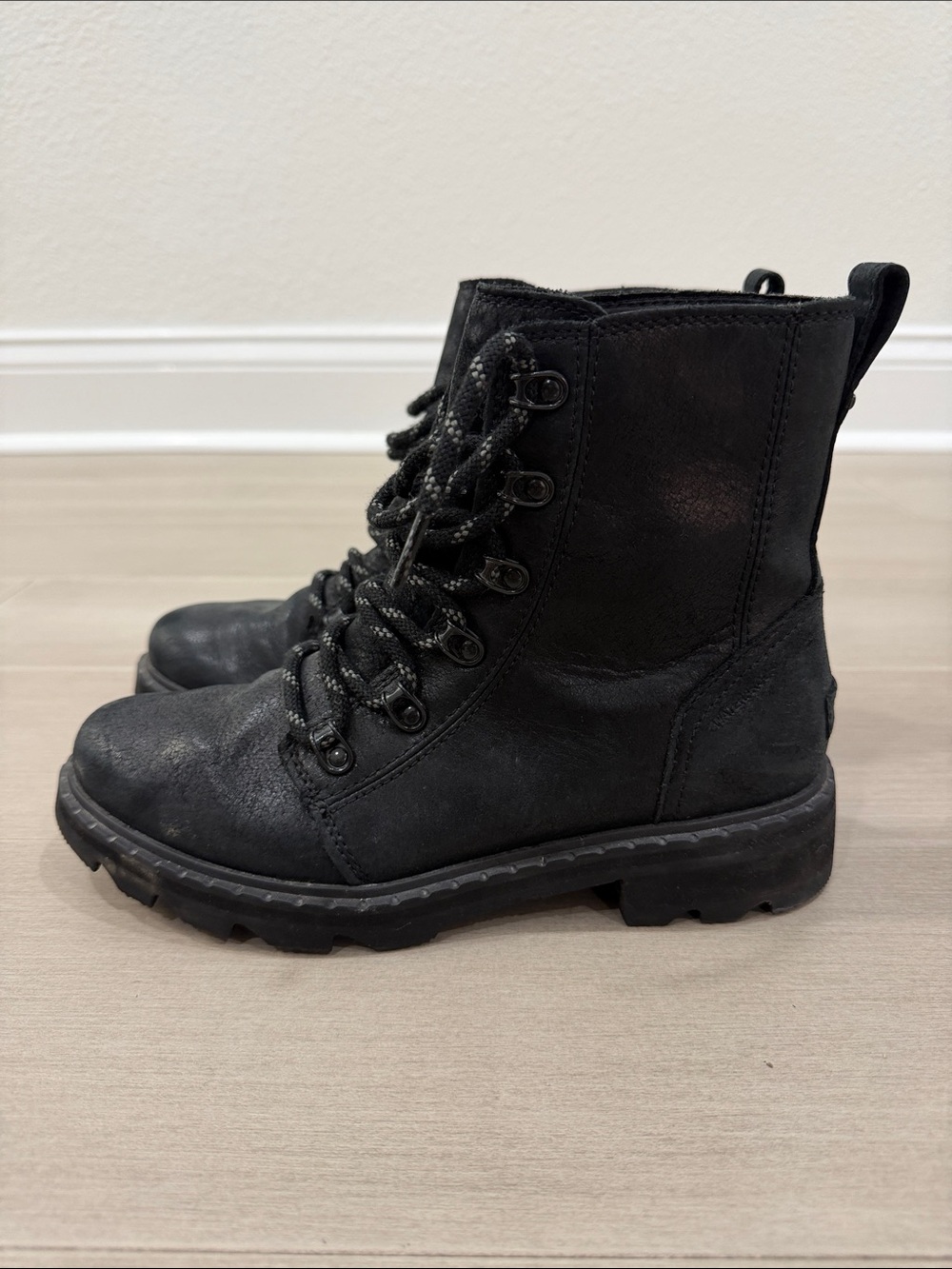 Sorel Women’s Lennox Lace Black Boots - like new! Size 7.5